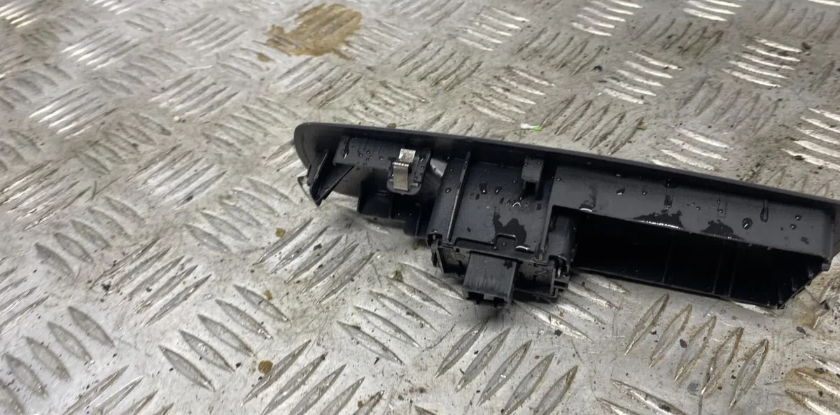 Commande lève-glace porte avant droite RENAULT MEGANE 3 PHASE 3 occasion — photo 4