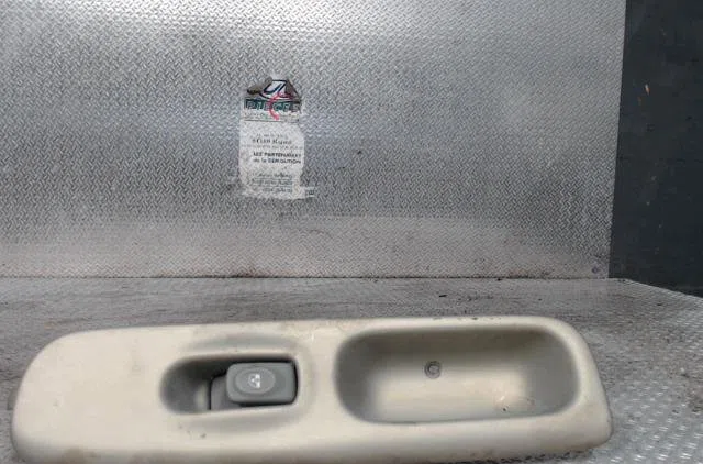 Commande lève-glace porte avant droite RENAULT TWINGO 1  TWINGO 1 PHASE 2 occasion — photo 2