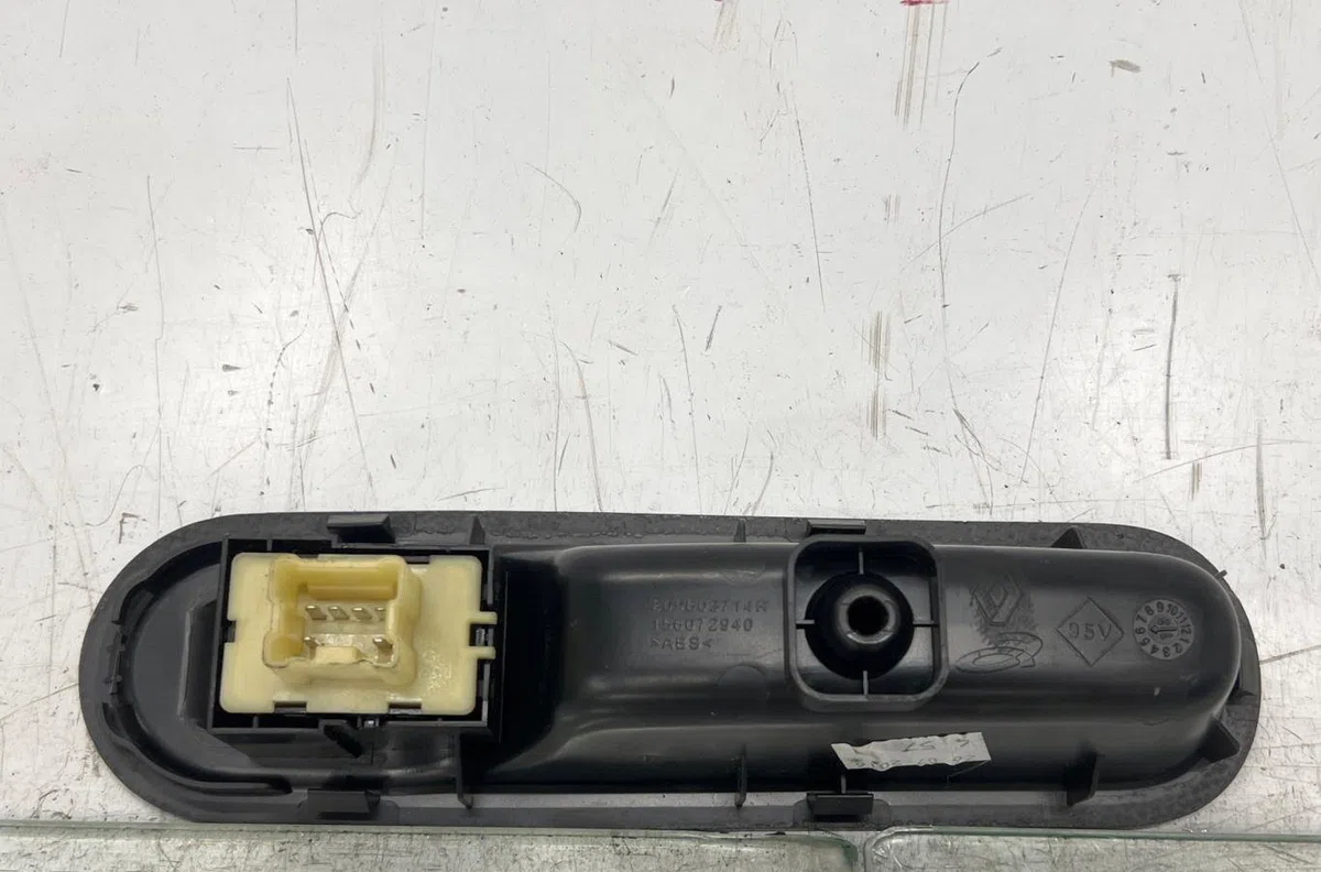 Commande lève-glace porte avant droite RENAULT TWINGO 3 PHASE 1 occasion