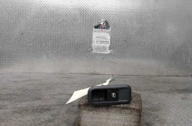 Commande lève-glace porte avant droite SKODA FABIA 2 PHASE 1 occasion — photo 2