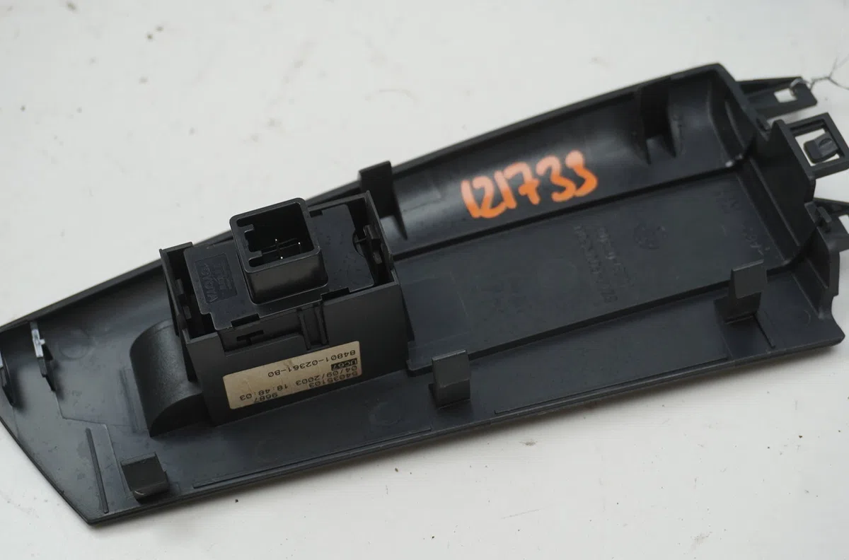 Commande lève-glace porte avant droite Toyota COROLLA (_E12_) 2.0 d-4d (cde120_) (2002-2006) occasion — photo 3