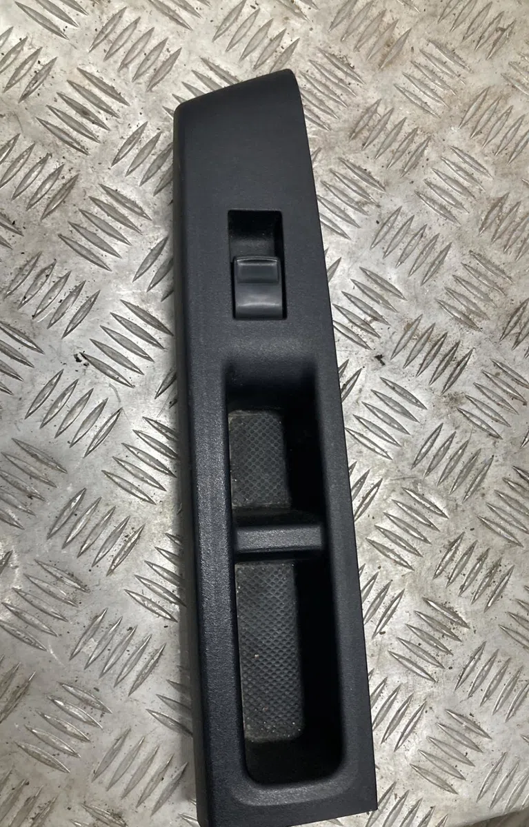 Commande lève-glace porte avant droite TOYOTA YARIS 3 PHASE 1 occasion — photo 2