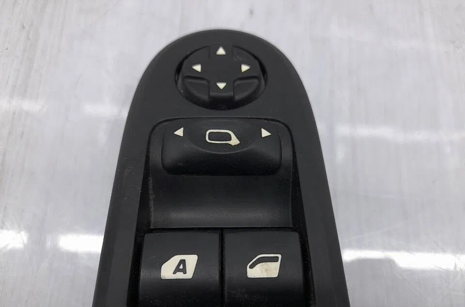 Commande lève-glace porte avant gauche CITROEN C3 2 PHASE 1 occasion — photo 2