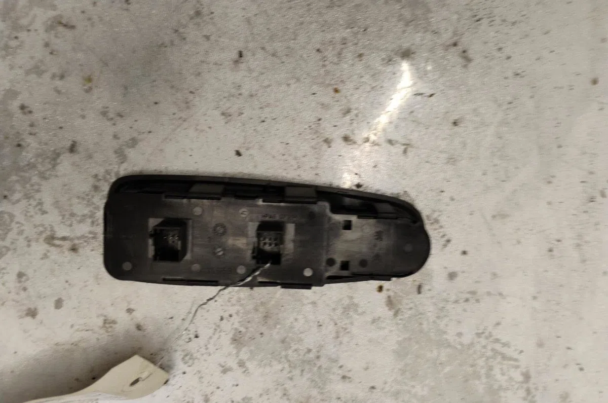Commande lève-glace porte avant gauche CITROEN C4 PICASSO 1 occasion — photo 2