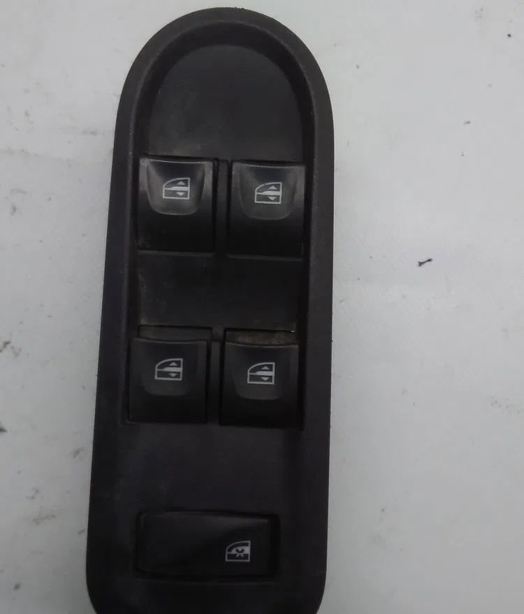 Commande lève-glace porte avant gauche DACIA DUSTER 2016 occasion — photo 3