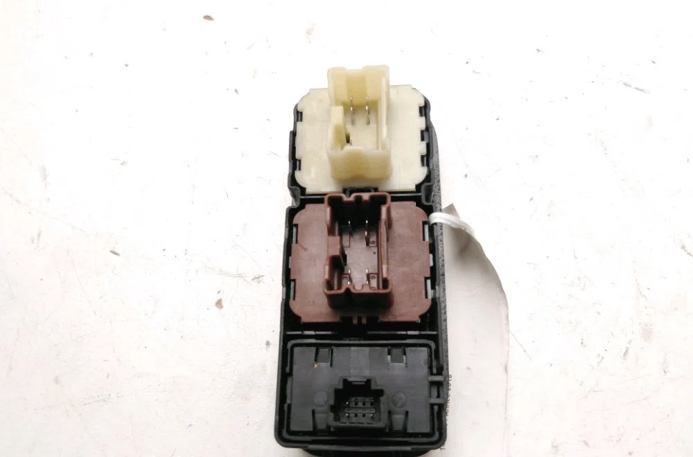 Commande lève-glace porte avant gauche Dacia DUSTER (HM_) 1.5 dci 110 (hmab) (2017) occasion — photo 2