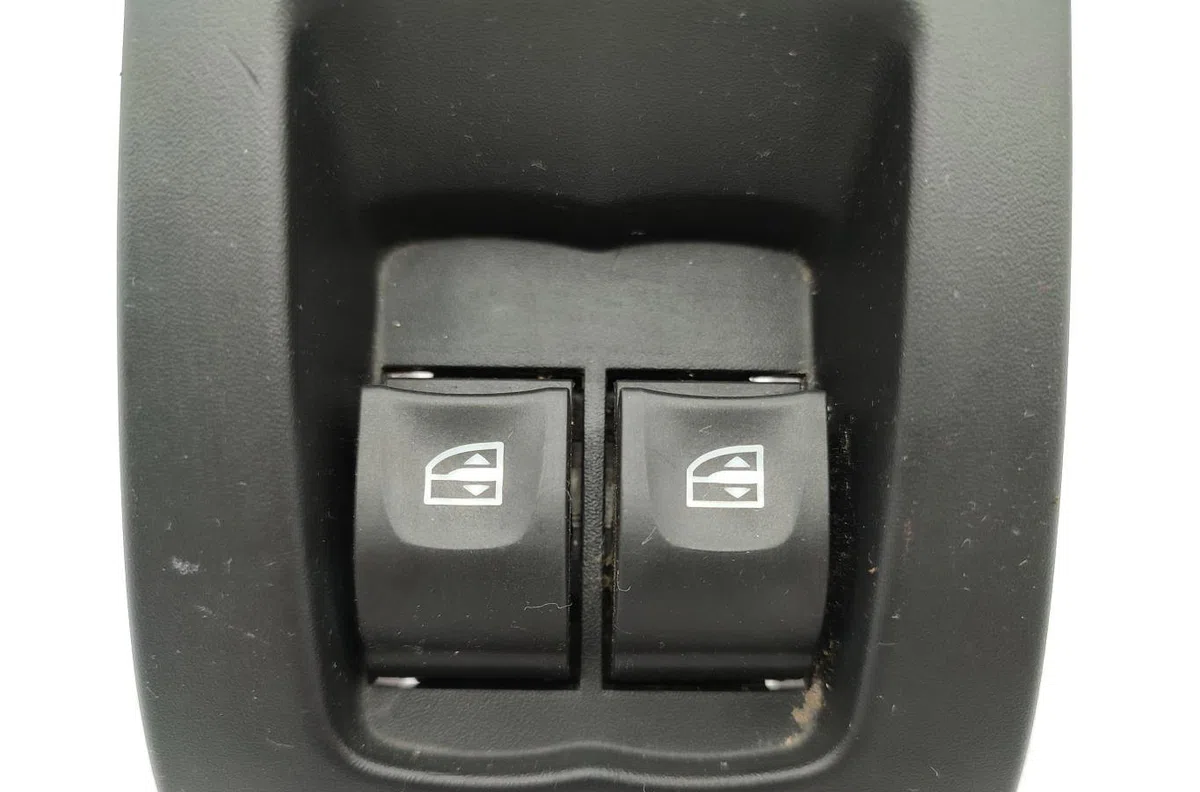 Commande lève-glace porte avant gauche DACIA SANDERO 2 PHASE 1 occasion