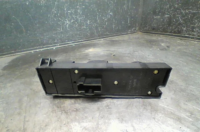 Commande lève-glace porte avant gauche Ford FOCUS C-MAX (DM2) 2.0 tdci (2003-2007) occasion — photo 2
