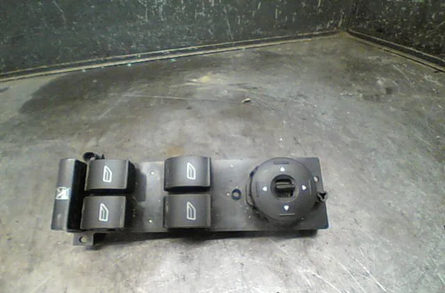 Commande lève-glace porte avant gauche Ford FOCUS C-MAX (DM2) 2.0 tdci (2003-2007) occasion — photo 3
