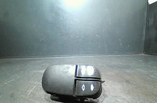 Commande lève-glace porte avant gauche Ford FOCUS I (DAW, DBW) 1.8 tdci (2001-2004) occasion — photo 3