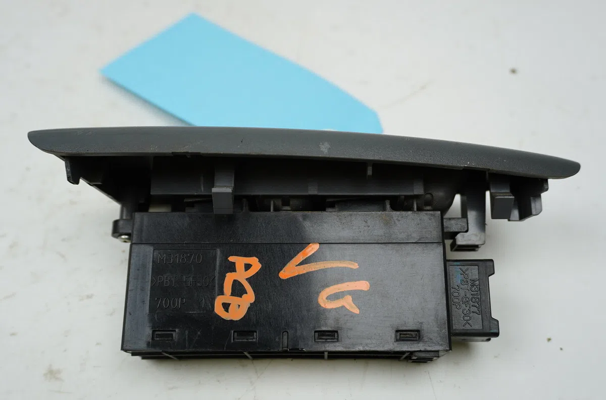 Commande lève-glace porte avant gauche ISUZU Serie N  3.0D 150ch occasion — photo 2