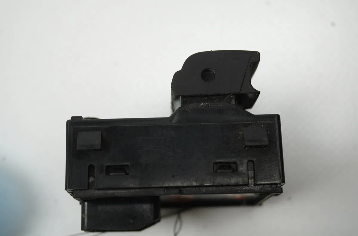 Commande lève-glace porte avant gauche Opel ADAM (M13) 1.4 (2012-2019) occasion — photo 2