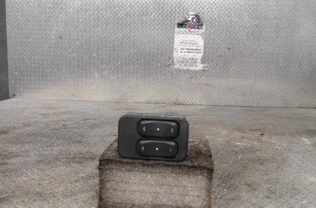 Commande lève-glace porte avant gauche Opel COMBO Camionnette-Monospace 1.3 cdti 16v (2005-2012) occasion — photo 2