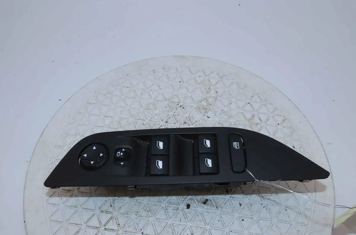 Commande lève-glace porte avant gauche PEUGEOT 2008 II occasion — photo 2