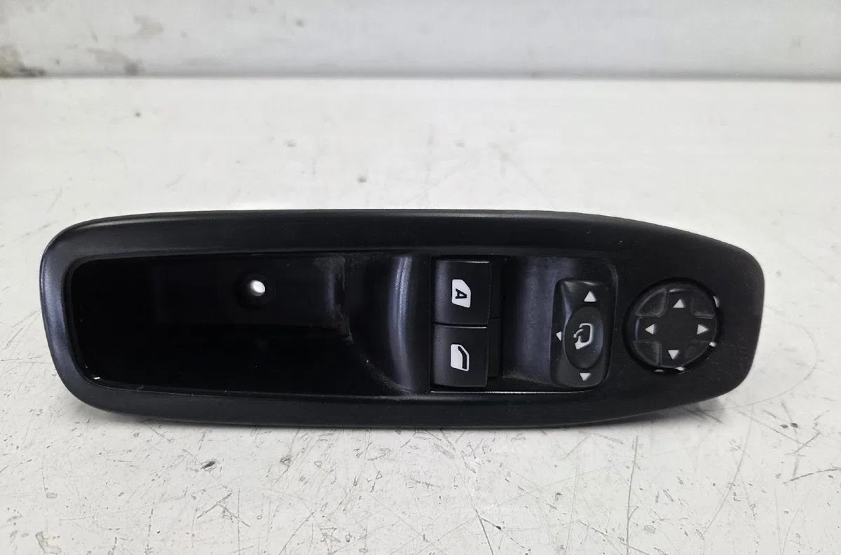 Commande lève-glace porte avant gauche PEUGEOT 208 1 PHASE 2 occasion — photo 2