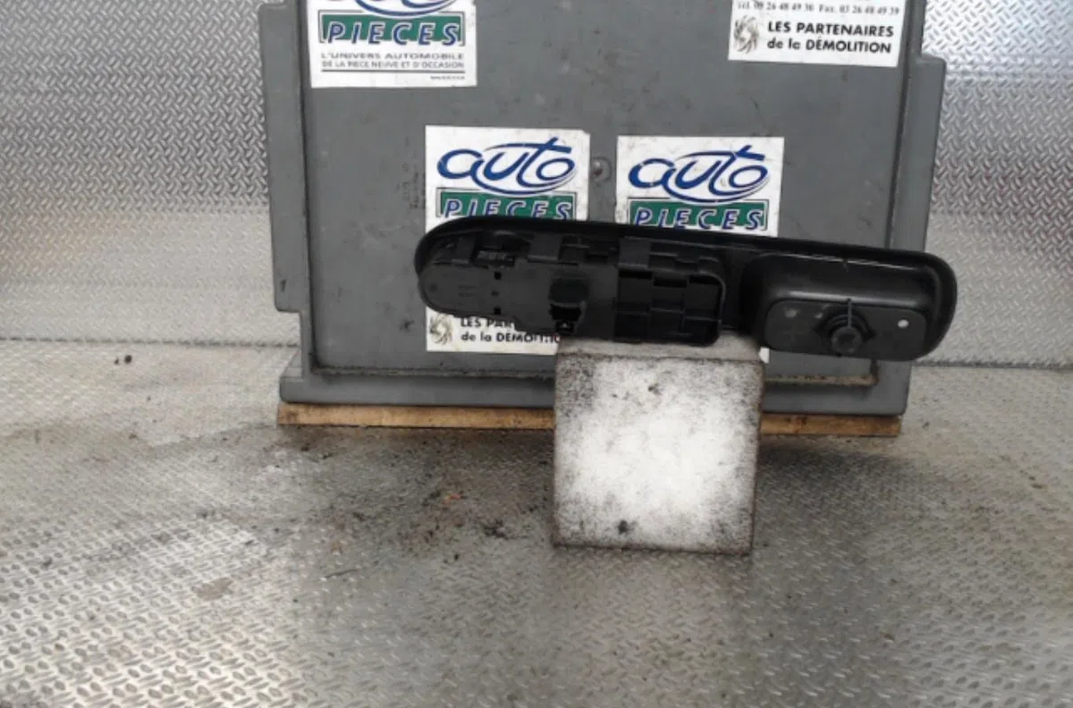 Commande lève-glace porte avant gauche PEUGEOT 407  407 PHASE 1 occasion — photo 2