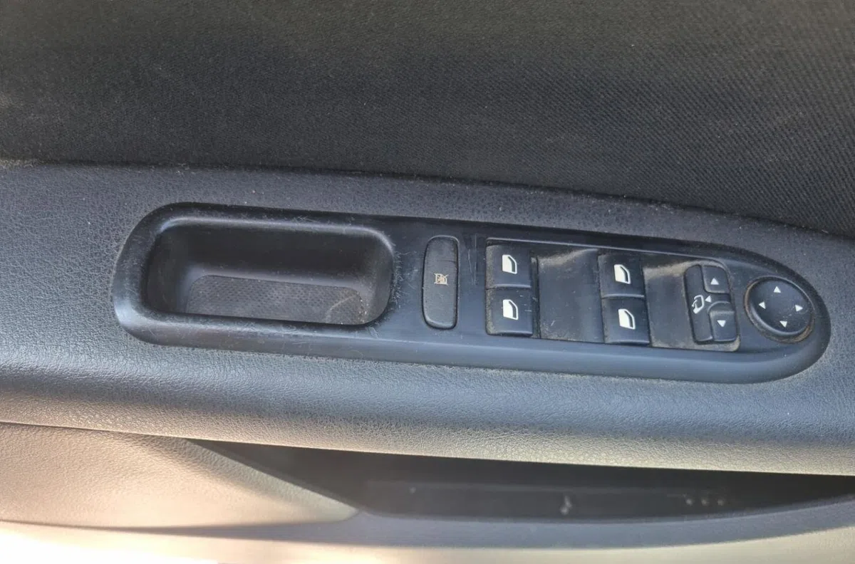 Commande lève-glace porte avant gauche PEUGEOT 407 PHASE 1 BREAK occasion — photo 4