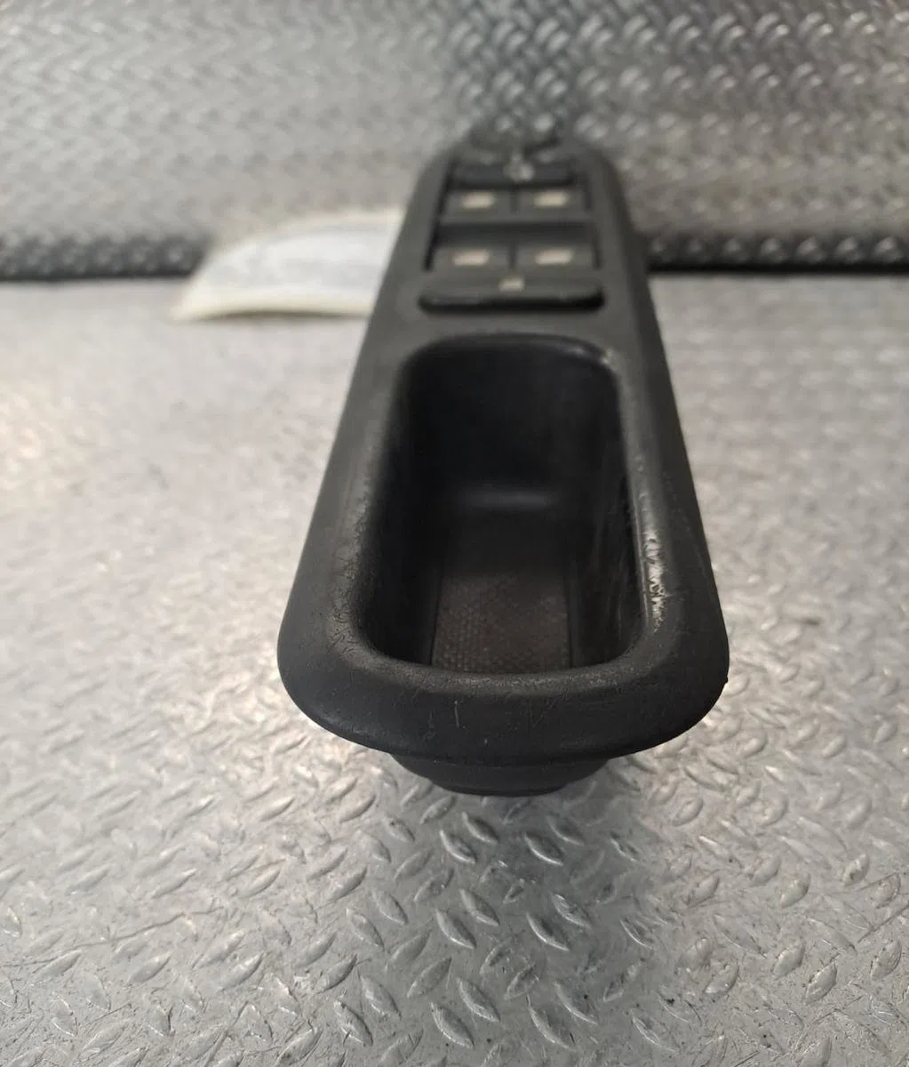 Commande lève-glace porte avant gauche PEUGEOT 407 PHASE 1 occasion — photo 2