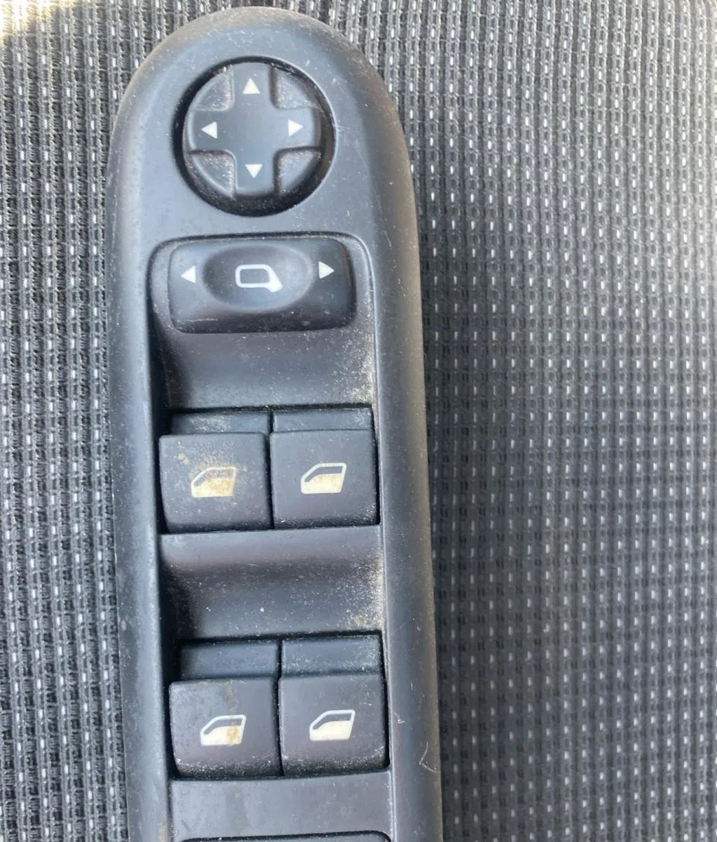 Commande lève-glace porte avant gauche PEUGEOT 5008 1 PHASE 1 occasion — photo 2