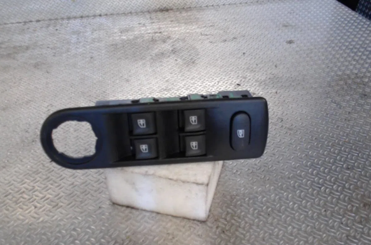 Commande lève-glace porte avant gauche RENAULT CAPTUR 1  0 occasion — photo 2