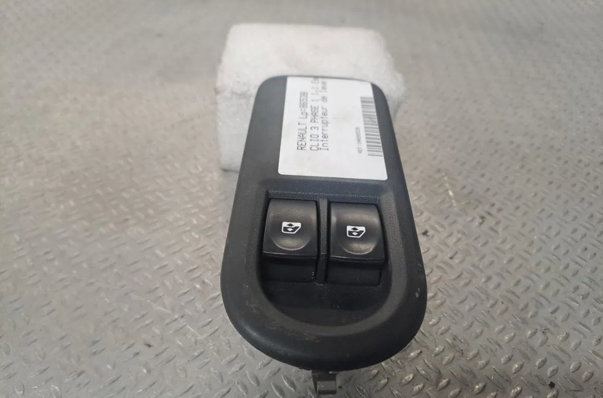 Commande lève-glace porte avant gauche RENAULT CLIO 3  CLIO 3 PHASE 1 occasion — photo 2