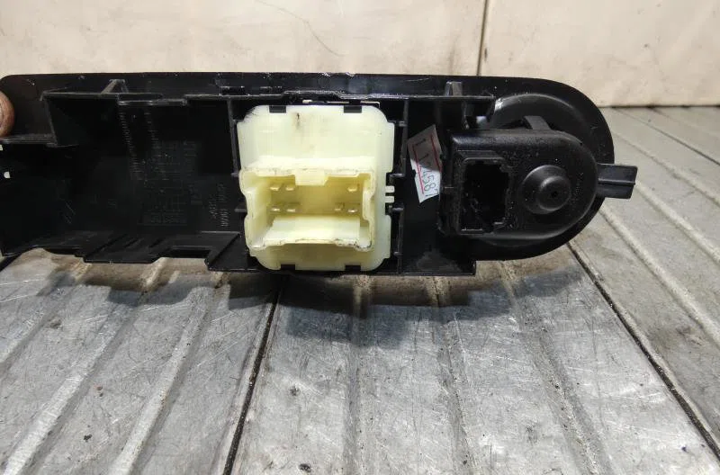 Commande lève-glace porte avant gauche RENAULT CLIO 4 PHASE 1 occasion — photo 4