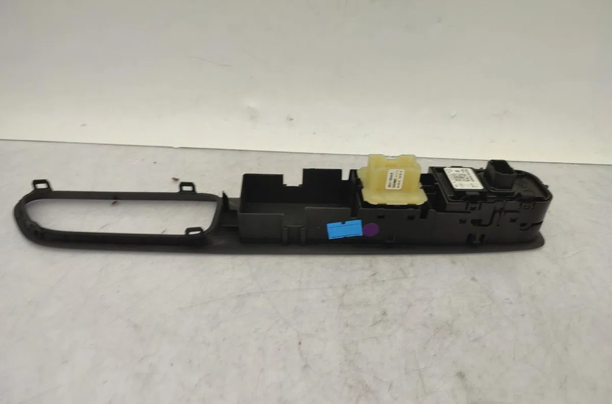 Commande lève-glace porte avant gauche RENAULT CLIO 4 PHASE 2 occasion — photo 3