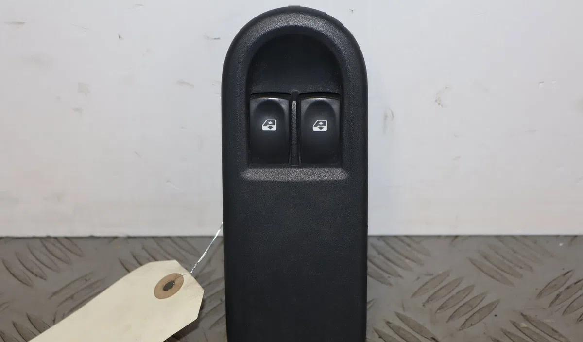 Commande lève-glace porte avant gauche Renault CLIO III (BR0-1, CR0-1) 1.2 16v (br02, br0j, br11, cr02, cr0j, cr11) (2005-2014) 5 portes occasion — photo 2