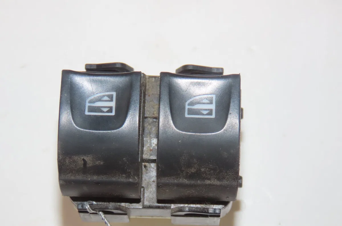 Commande lève-glace porte avant gauche Renault KANGOO Express (FW0-1_) 1.5 dci 90 (fw0g, fw05, fw08, fw11) (2009) 4 portes occasion — photo 2