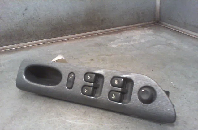 Commande lève-glace porte avant gauche RENAULT LAGUNA 1999 occasion — photo 3