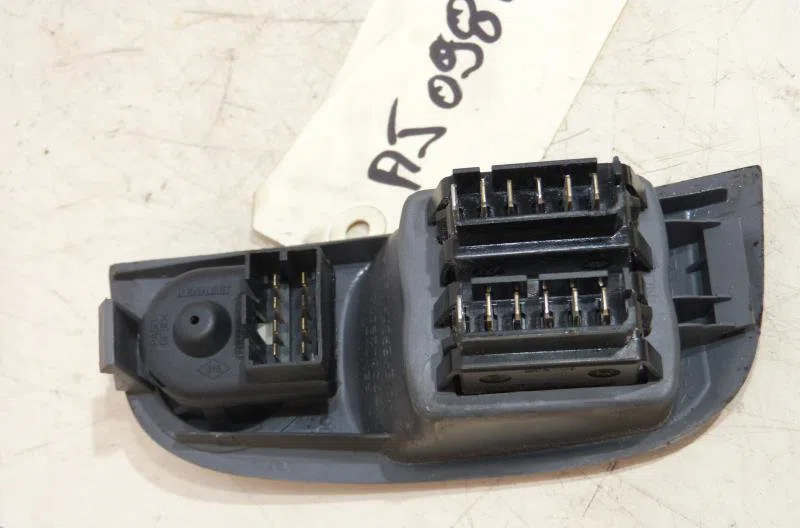 Commande lève-glace porte avant gauche RENAULT MEGANE 1 PHASE 2 occasion — photo 2