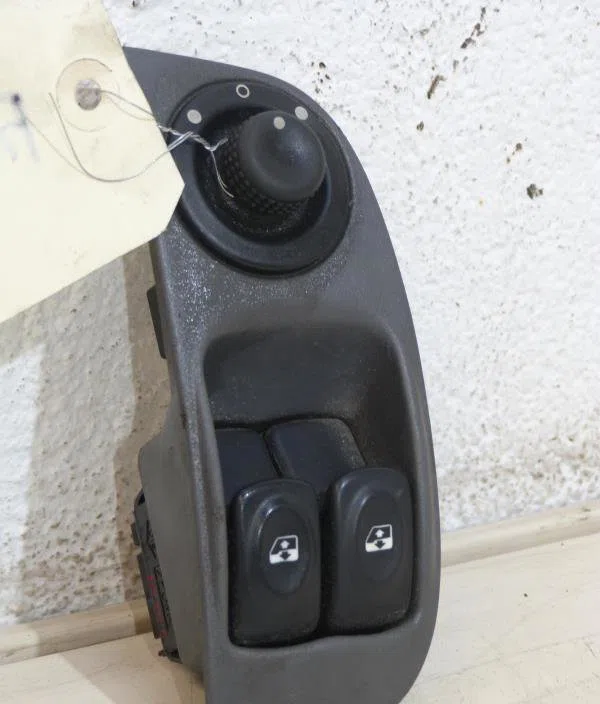 Commande lève-glace porte avant gauche RENAULT MEGANE 1 PHASE 2 occasion — photo 3