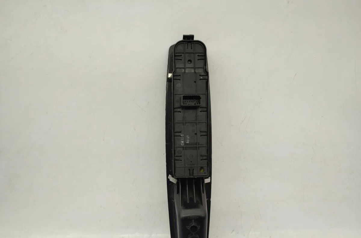 Commande lève-glace porte avant gauche RENAULT MEGANE 3 PHASE 1 BREAK occasion — photo 4