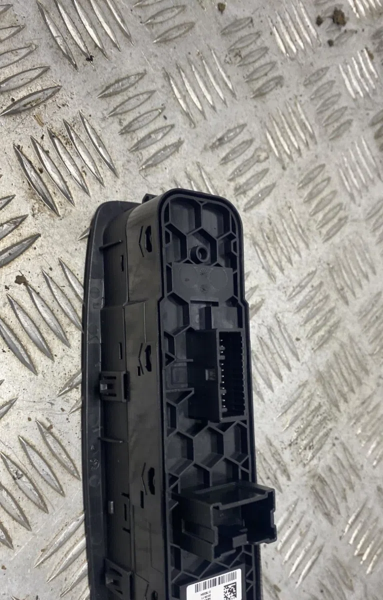 Commande lève-glace porte avant gauche RENAULT MEGANE 4 PHASE 1 occasion — photo 4