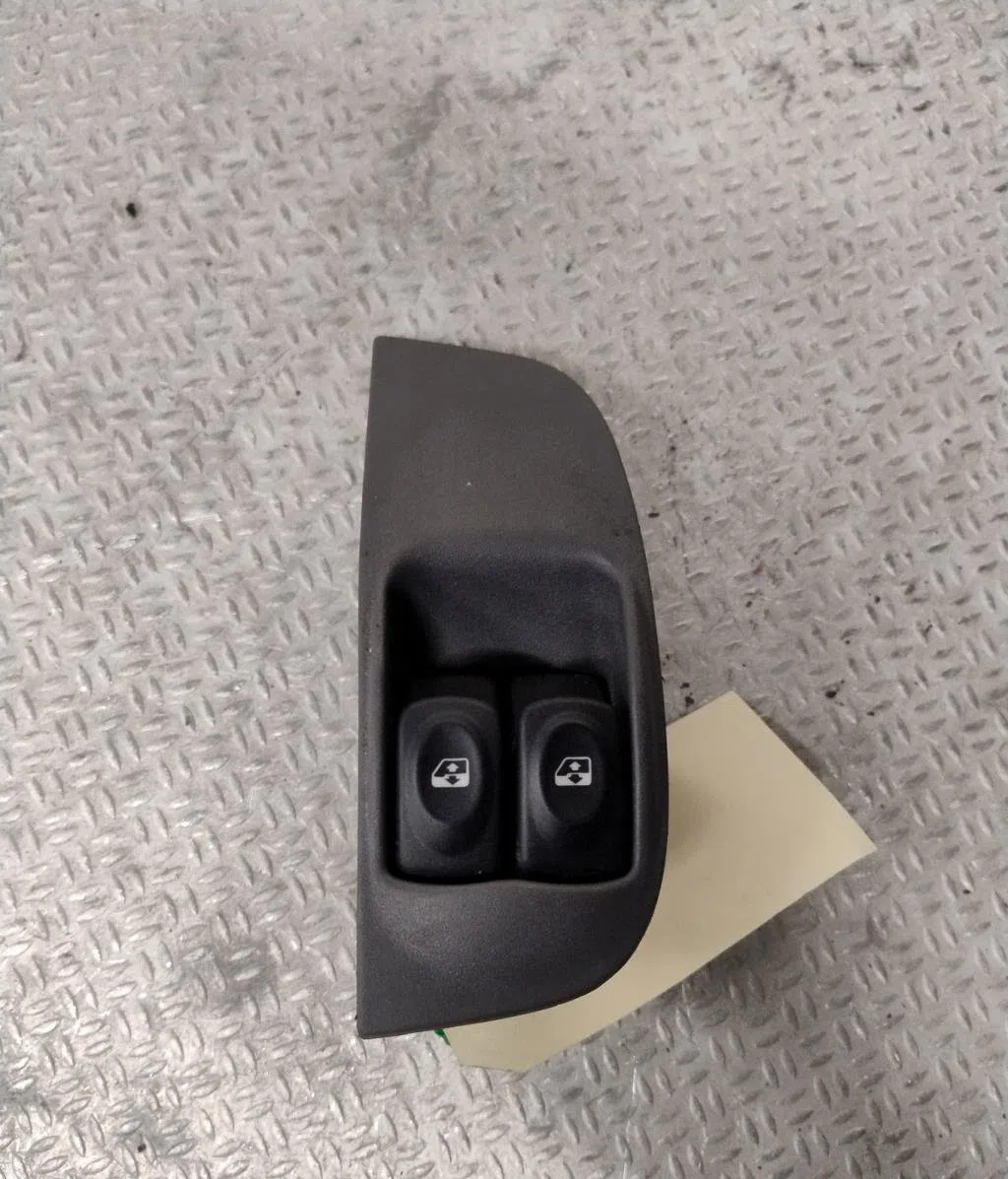 Commande lève-glace porte avant gauche Renault MEGANE I (BA0-1_) 1.4 e (ba0e, ba0v) (1996-2003) occasion