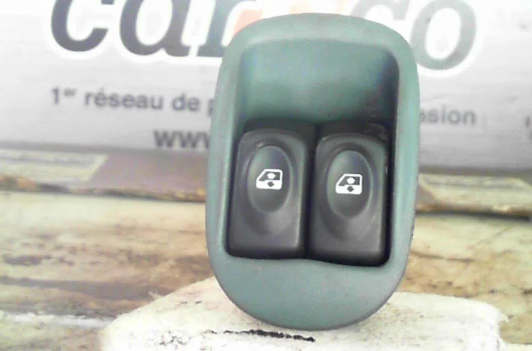 Commande lève-glace porte avant gauche Renault MEGANE Scenic (JA0-1_) 1.6 e (ja0f) (1996-1999) occasion — photo 2