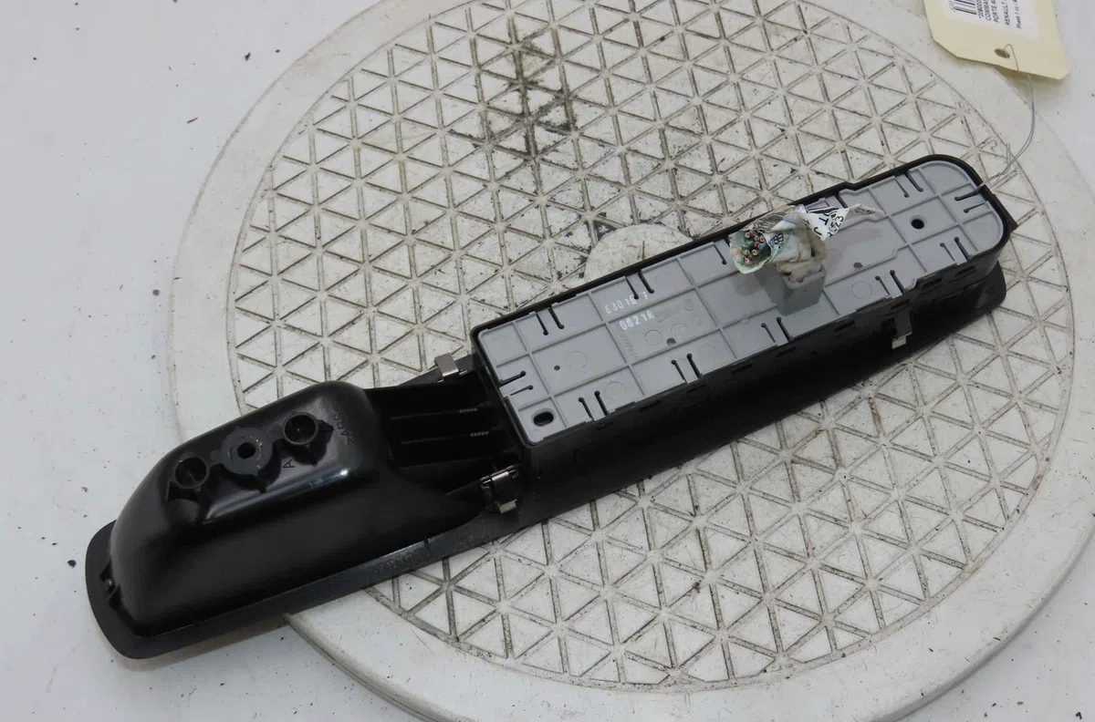 Commande lève-glace porte avant gauche RENAULT SCENIC III occasion — photo 2