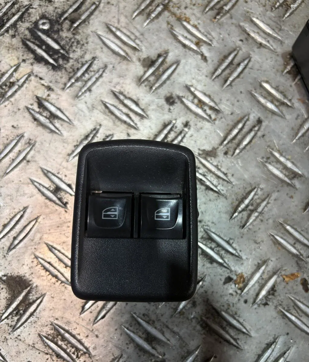 Commande lève-glace porte avant gauche RENAULT TRAFIC 3 COURT PHASE 1 occasion — photo 3
