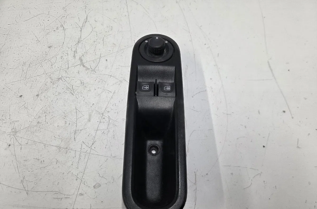 Commande lève-glace porte avant gauche RENAULT TWINGO 3 PHASE 1 occasion — photo 4