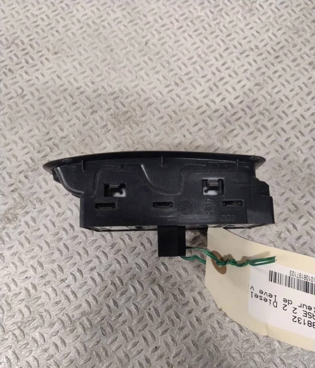 Commande lève-glace porte avant gauche Seat ATECA (KH7, KHP) 2.0 tdi (2016) occasion — photo 2