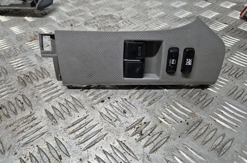 Commande lève-glace porte avant gauche TOYOTA YARIS 2 PHASE 1 occasion — photo 4