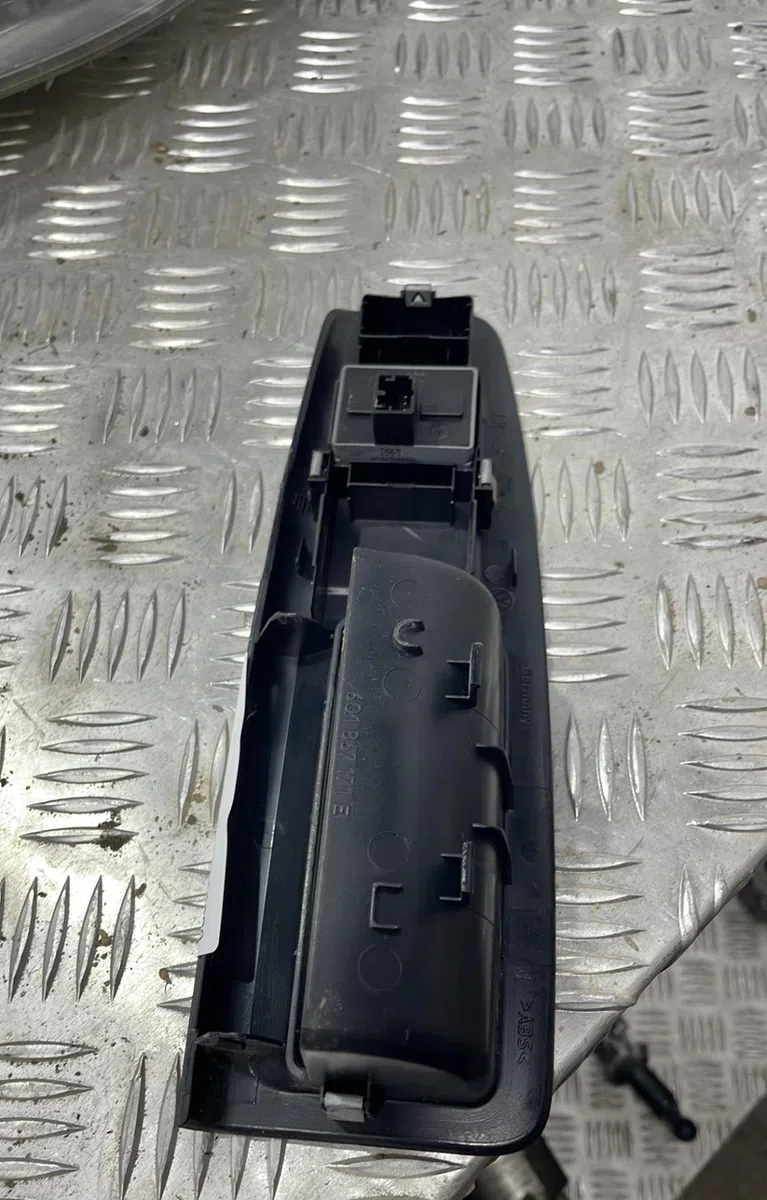 Commande lève-glace porte avant gauche VOLKSWAGEN POLO 4 PHASE 1 occasion — photo 2