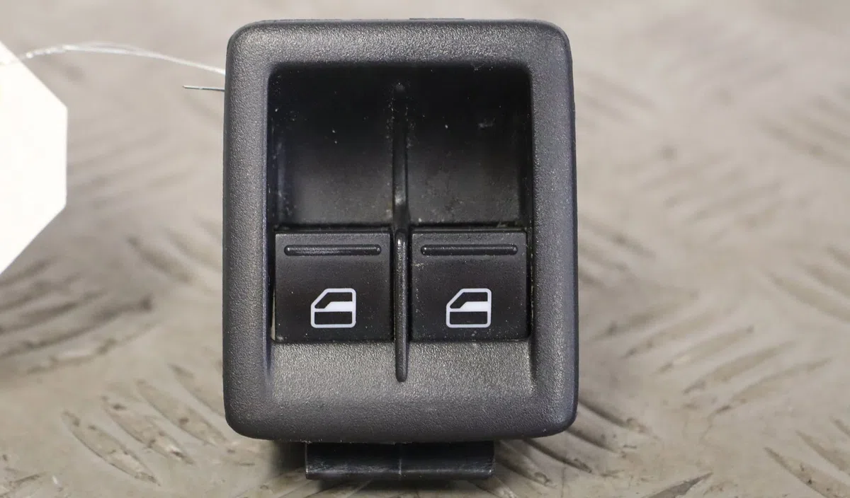 Commande lève-glace porte avant gauche Volkswagen SCIROCCO III (137, 138) 1.4 tsi (2008-2017) occasion — photo 4