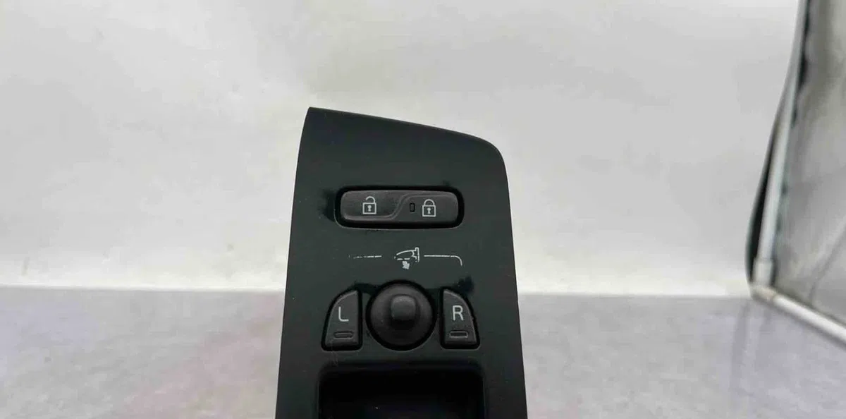 Commande lève-glace porte avant gauche VOLVO V 40 2 PHASE 1 BREAK occasion — photo 2