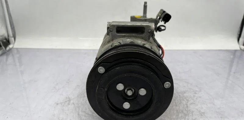 Compresseur air conditionne FORD FIESTA 6 PHASE 2 occasion — photo 2