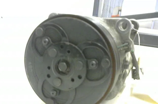 Compresseur air conditionne VOLKSWAGEN BORA occasion — photo 2