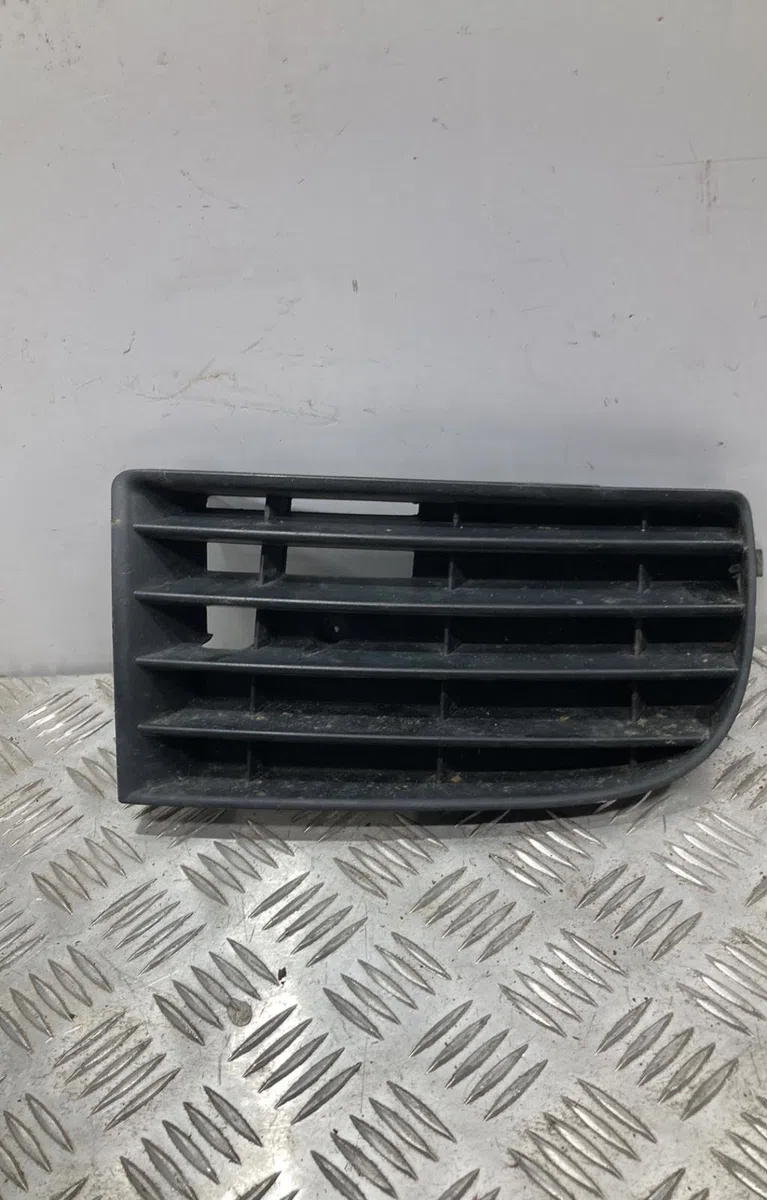 Enjoliveur d pare-choc av VOLKSWAGEN GOLF 5 occasion
