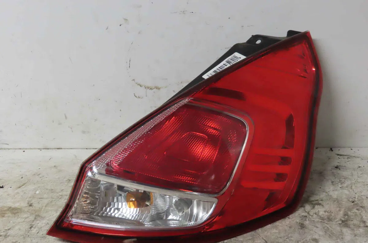 Feu arrière droit FORD FIESTA VI occasion
