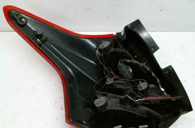 Feu arrière droit Ford FOCUS III 1.6 ti (2010-2018) occasion