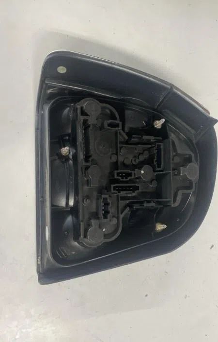 Feu arrière droit VOLKSWAGEN GOLF 4 CABRIOLET occasion